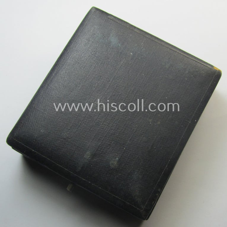 WH (LW) 'Fliegerschützen-Abzeichen ohne Blitzbündel' being a maker- (ie. 'Wilh. Deumer'-) marked- and/or: typical zinc- (ie. 'Feinzink'-) based example as was produced by the: 'Wilh. Deumer'-company that comes stored in its period etui