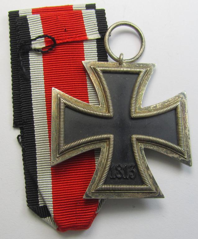 Attractive, 'Eisernes Kreuz II. Klasse' being a non-maker-marked example that comes together with its original- and never-mounted ribbon (ie. 'Bandabschnitt') as was (I deem) produced by the maker (ie. 'Hersteller'): 'Grossmann & Co.'