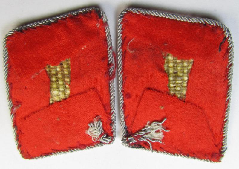 Attractive - and/or fully matching! - pair of neatly hand-embroidered WH (LW) officers'-type collar-patches as executed in bright-red-coloured wool as was intended for usage by a: 'Leutnant der Flak-Artillerie-Truppen'
