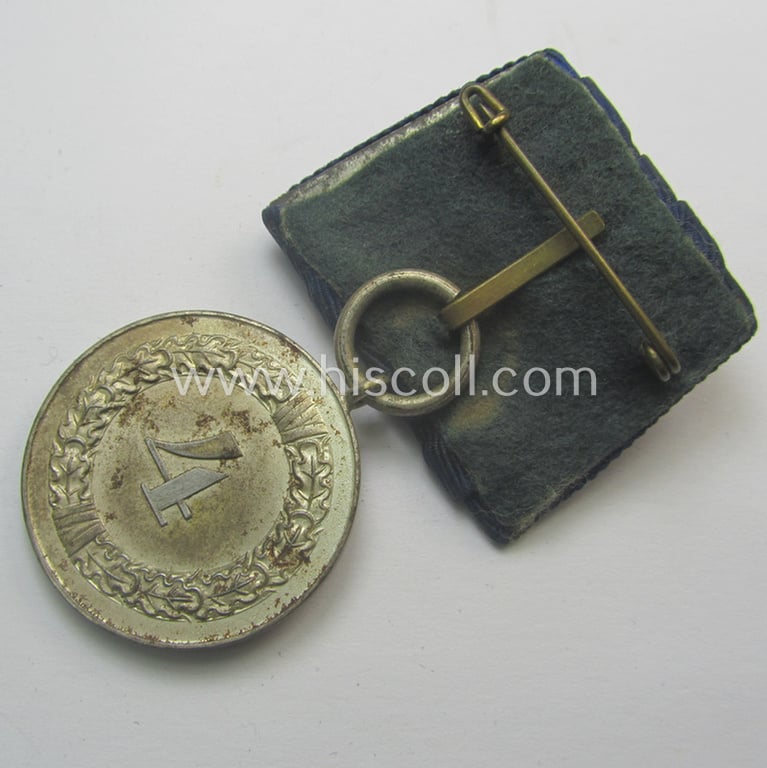 Silver-toned WH (Heeres o. KM) so-called: 'Einzelspange' showing a: 'WH-Dienstauszeichnung 4. Stufe' (as was intended for 4 years of loyal-service) and that shows a detailed, Heeres o. KM-type-eagle-device, period-attached