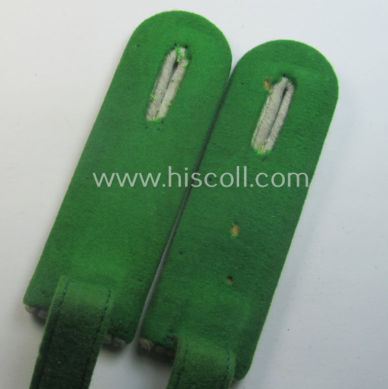 Pair of WH (Heeres), officers'-type shoulderboards: 'Leutnant der Jäger- o. Gebirgsjäger-Trpn.'