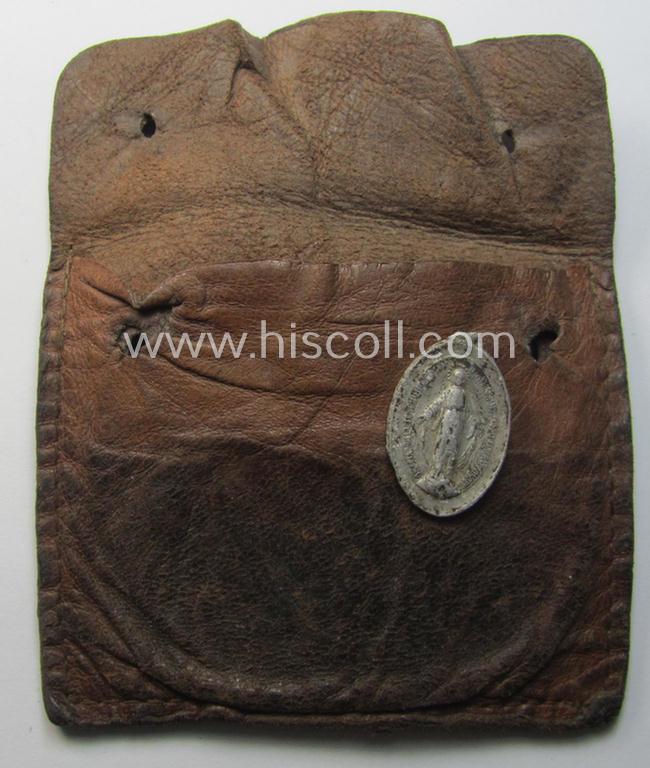 Natural-coloured- and/or genuine leather-based etui (ie. 'Tragetasche') as was intended to store an ID-disc (ie. 'Tragetasche für Erkennungsmarke') and that comes in a clearly used- ie. worn, condition