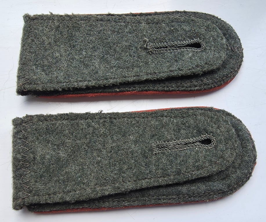 Pair of WH  mid war period 'M40 or M43' pattern NCO type shoulder straps intended for a 'Unteroffizier eines Panzer/Panzerjäger Abts or Rgt.