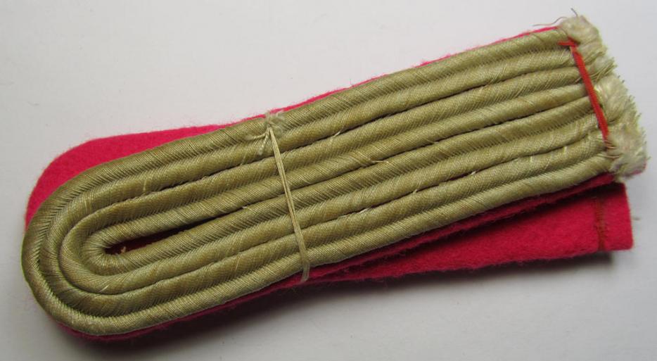 Fully matching pair of WH (Heeres) officers'-type shoulderboards, as piped in the 'karmesinroter'-coloured branchcolour as was intended for usage by a: 'Leutnant der Generalsstab- o. Veterinär-Truppen'
