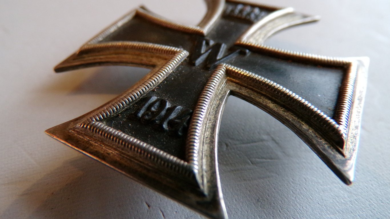 Imperial WWI Iron Cross Curved Clamshell