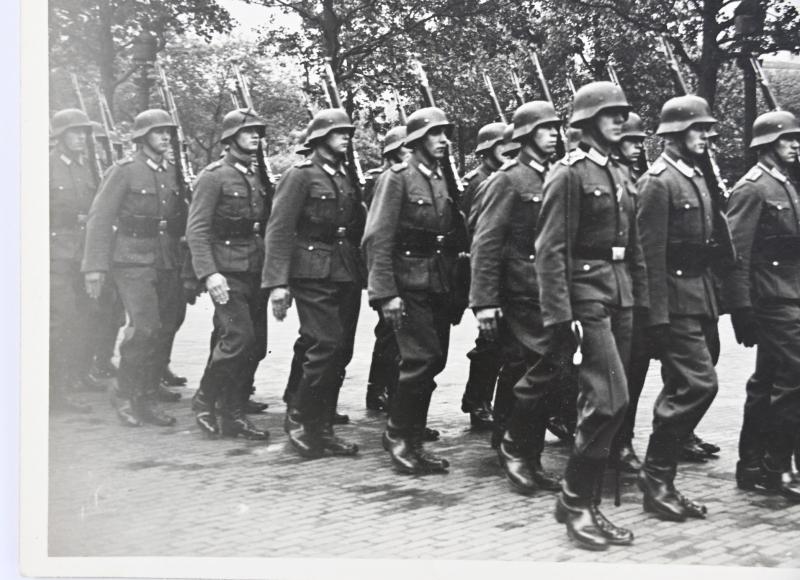 German WH Press Photo 'Paris Parade'