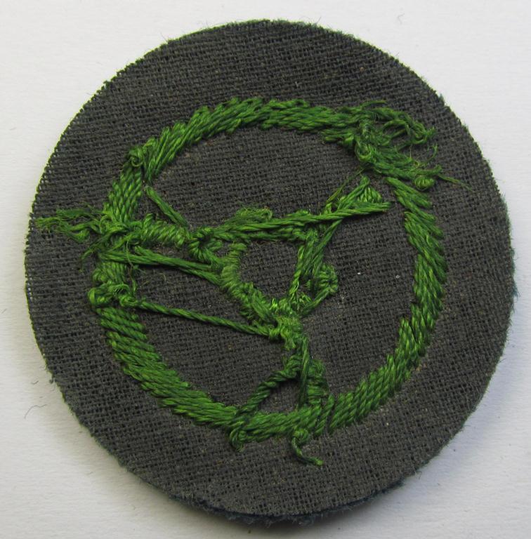 Police- (ie. 'Schutzpolizei'-) related, neatly hand-embroidered, trade- ie. special-career patch (ie. 'Laufbahn- o. Tätigkeitsabzeichen') depicting a bright-green-coloured steering-wheel as was intended for: 'Kraftfahrpersonal'