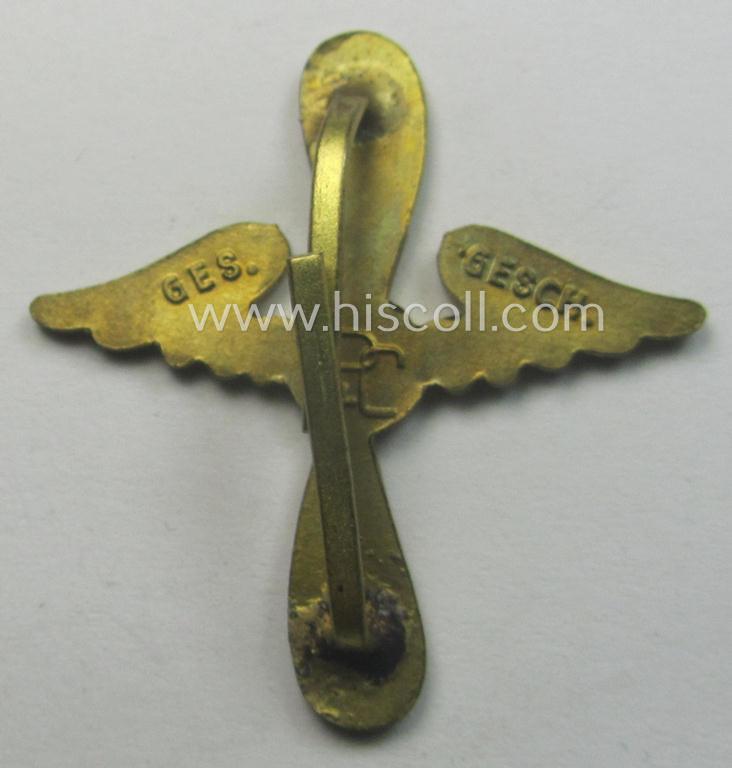 Collar-tab device (ie. 'Auflage für Kragenspiegel der SA/SS-Fliegerstürme') being a bright golden-toned and/or 'Buntmetall'-based specimen that shows a 'P&C'-makers-designation on its back