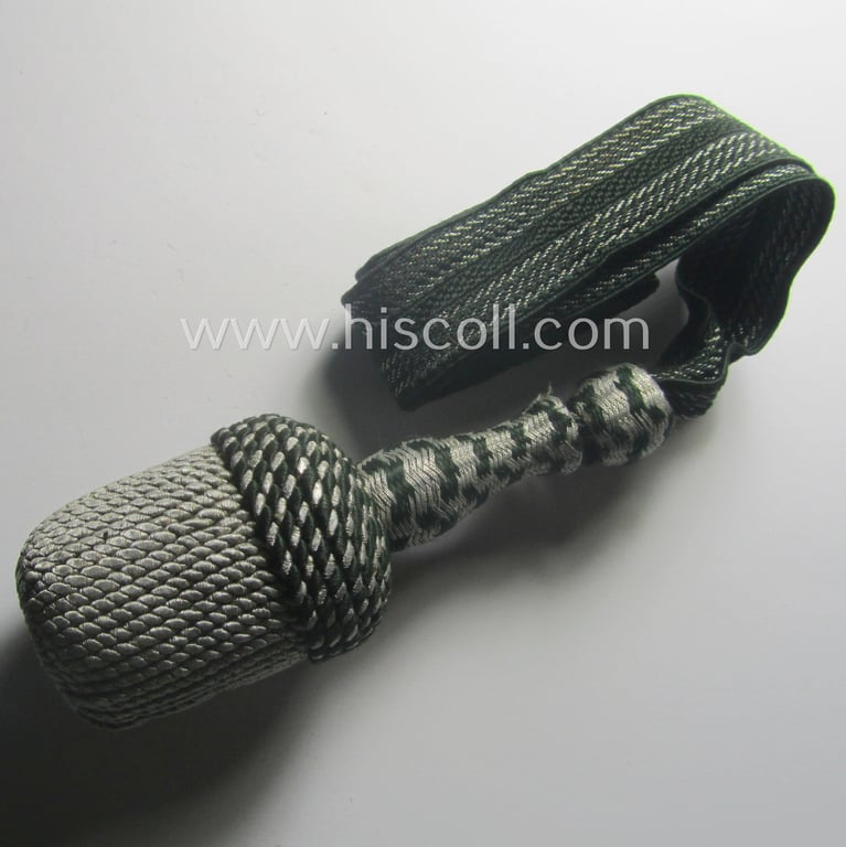 Darker-green- and silver-coloured, NCO-type side-arm knot (ie. 'Portepee' ie.: 'Troddel') as was used for the various WH-bayonets that comes in an overall nice- (I deem just moderately used-), condition