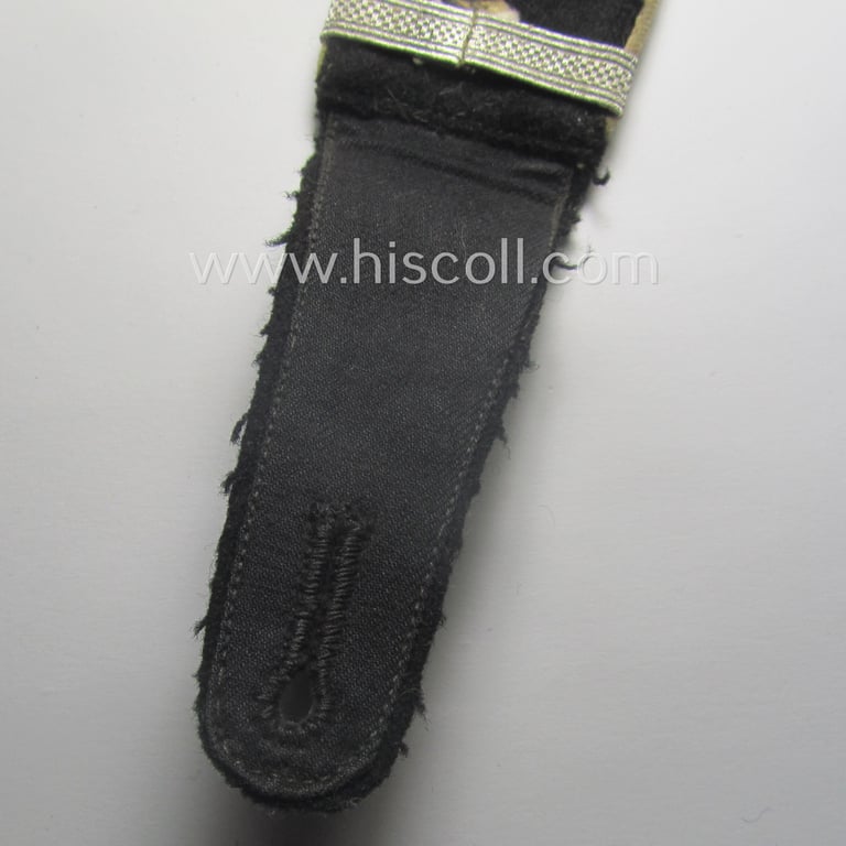 Single, Waffen-SS, EM-type shoulderstrap as piped in the white-coloured branchcolour as was intended for usage by an: 'SS-Schütze u. Unterführer-Anwärter' who served within the: 'Waffen-SS Infanterie-Trpn.'