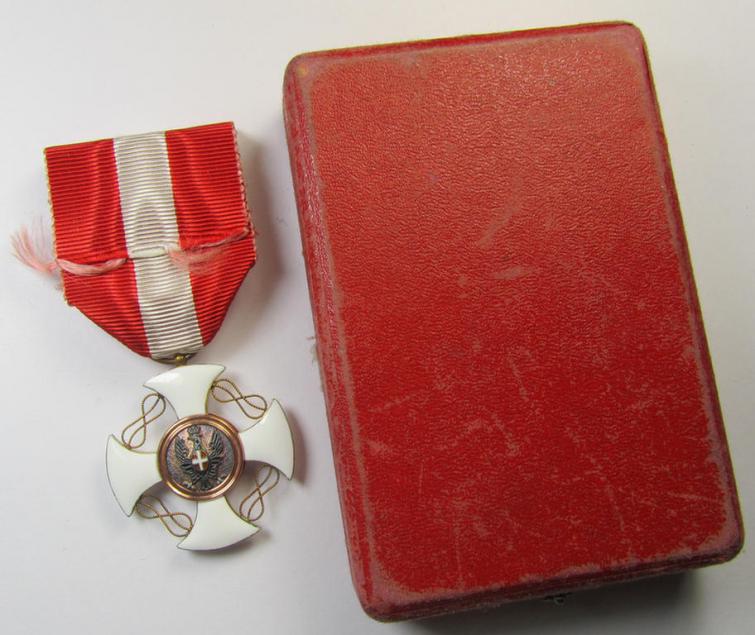 Italian WWII-period: 'Orden der Italienischen Krone - Ritterkreuz für Offiziere' being a nicely preserved example that came stored in its luxuriously styled, bright-red-coloured etui (marked: 'Cra Vanzola - Roma')