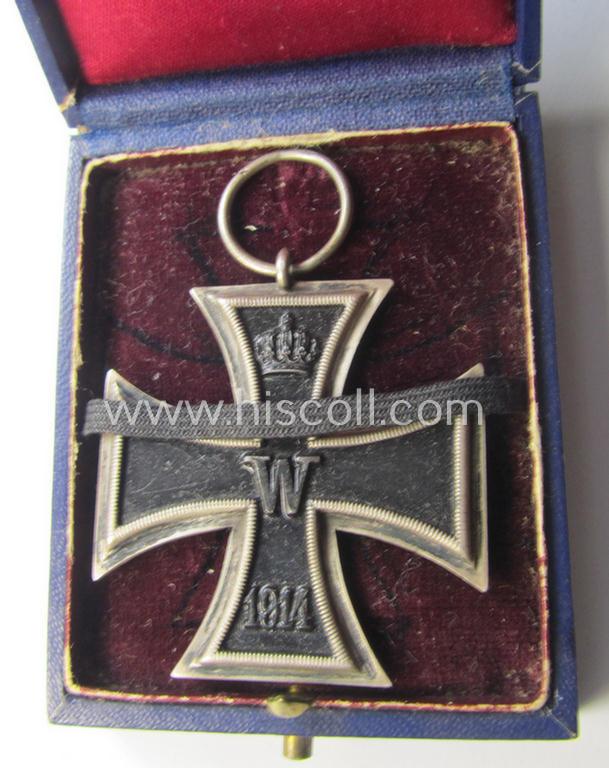 Attractive - and very unusual! - WWI-period: 'Eisernes Kreuz II. Klasse' (or: iron cross second class) being a maker- (ie. 'M'-) marked example that comes stored in its luxuriously-styled, darker-blue etui as issued and found