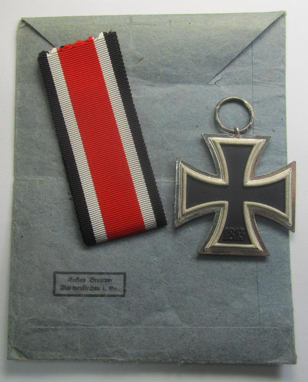 Attractive, 'Eisernes Kreuz 2. Kl.' (ie. Iron Cross 2nd Class) being a maker- (ie. '13'-) marked example that comes stored in its period 'Zellstoff'-based pouch as was produced by the: 'Gustav Brehmer'-company