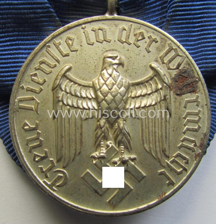 Bright silver-toned WH (Luftwaffe) so-called: 'Einzelspange' showing a: 'WH-Dienstauszeichnung 4. Stufe' (as was intended for 4 years of loyal-service) and that shows a detailed, Luftwaffe-type-eagle-device, period-attached
