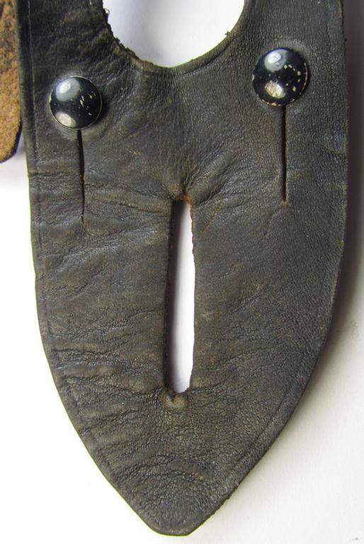 'Standard-issue'-pattern, WH binoculars (ie. 'Dienstglas 6 x 30 o. 10 x 50') so-called: 'anti-movement flap' (or: 'Tragelasche für Dienstgläser') as was executed in black-coloured leather that comes in an issued- ie. used-, condition