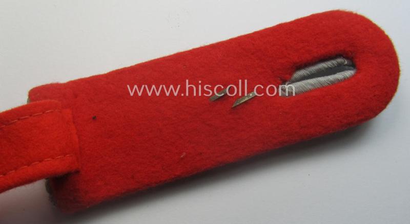 Single, WH (Heeres) neatly 'cyphered', officers'-type shoulderboard as was piped in the bright-red branchcolour as was intended for a: 'Leutnant des Artillerie-Lehr-Abts. 3'