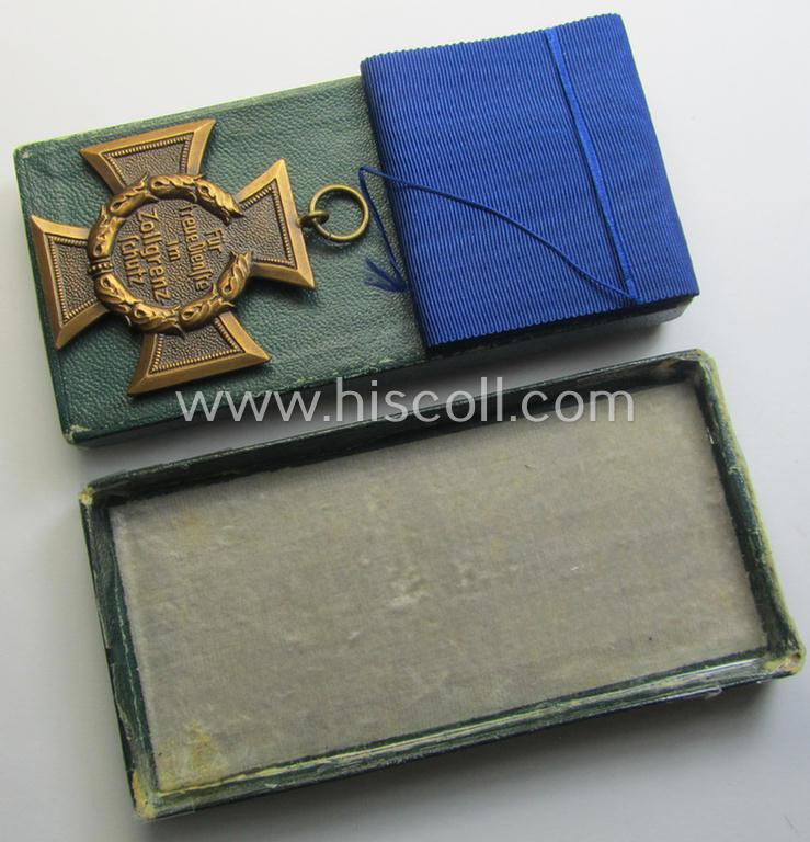 'Zollgrenzschütz-Ehrenzeichen' (or: customs loyal-service medal) that comes together with its full-length ribbon (ie. 'Bandabschnitt') and that comes stored in its repaired etui