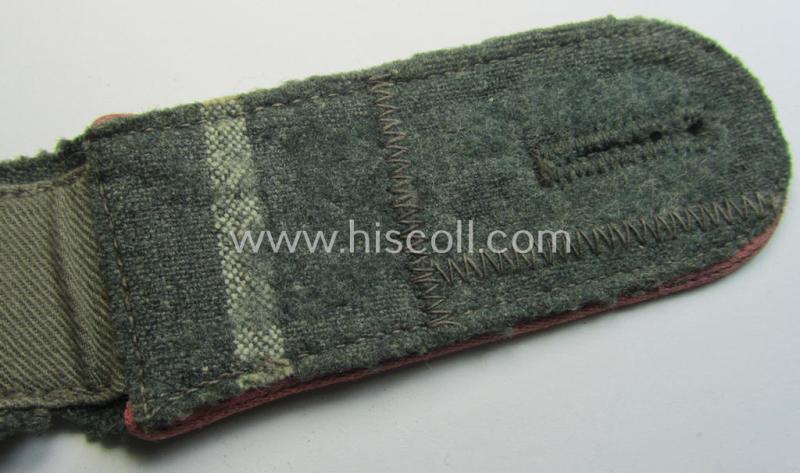 Single - but nevertheless scarcely seen! - WH (Heeres) EM-type shoulderstrap as was piped in the bright-pink branchcolour as was intended for a: 'Soldat' who served within a: 'Pz- o. Panzerjäger-Abt. o. Rgt.'