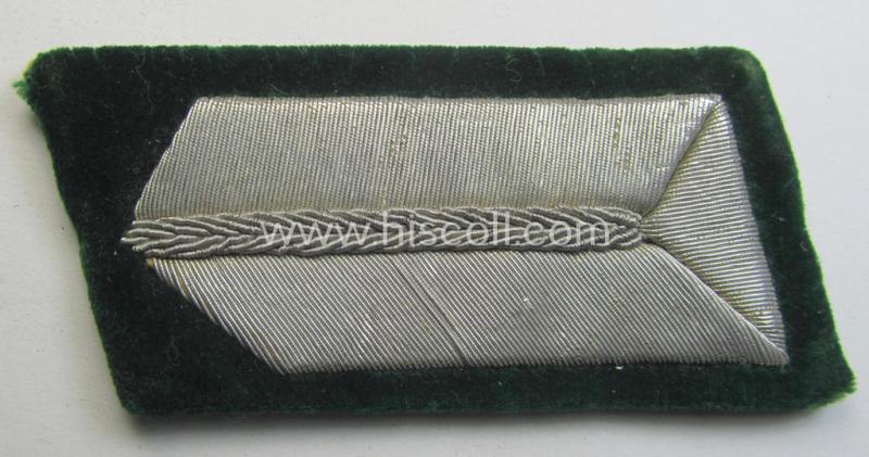 Attractive - and fully matching! - pair of RAD- (ie. 'Reichsarbeitsdienst') officers'-type collar-tabs (of the 2nd pattern) as mounted onto a green-coloured (and velvet-based) background for a medium-ranked RAD-officer ('mittlere Führer')