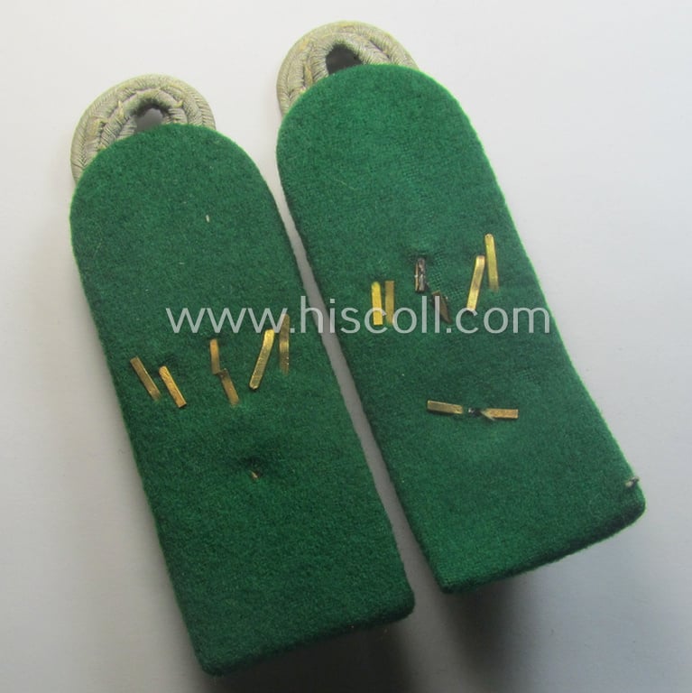 Pair of WH (Heeres) neatly 'cyphered', officers'-type shoulderboards as piped in the darker-green-coloured branchcolour: 'Oberstleutnant des Gebirgsjäger-Rgts. 137'
