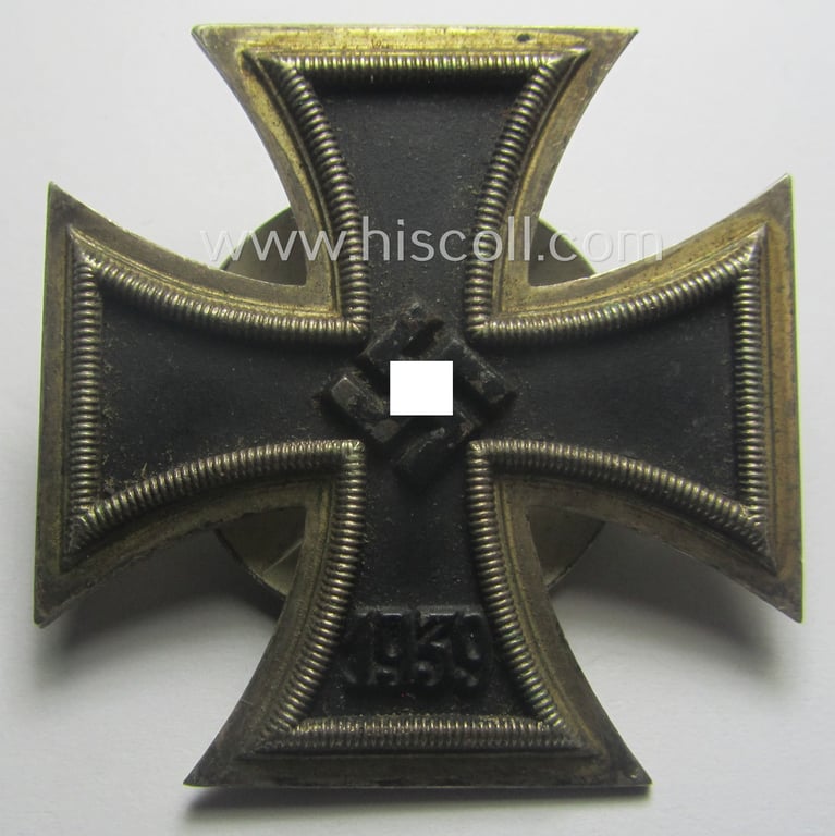 Moderately used, 'Eisernes Kreuz 1. Klasse' (or: Iron Cross 1st class), as executed in the scarcely seen so-called: 'screw-back-version', being an 'L/54'- (= 'S&H'-) marked example