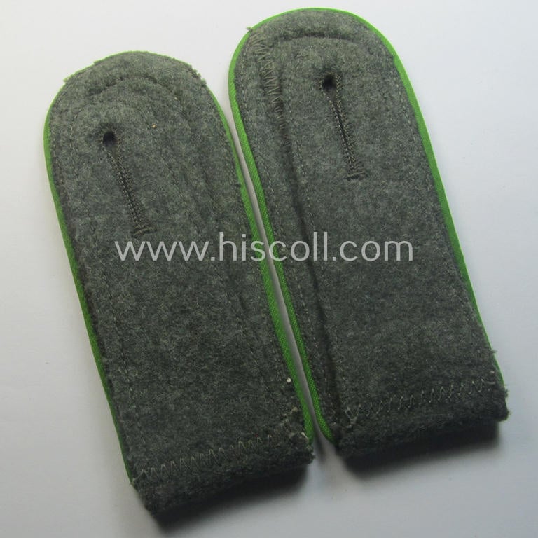 Attractive - fully matching and actually scarcely found! - pair of WH (Heeres) mid-war-period- (ie. 'M41 o. M43'-pattern-) NCO-type shoulderstraps as was intended for usage by an: 'Unteroffizier der Panzer-Grenadier-Trpn.'