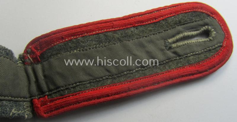 Single, later-war-period (ie. so-called: 'M44'-pattern-), simplified, WH (Heeres) NCO-type shoulderstrap as was intended for usage by an: 'Uffz. eines (Sturm)Art.-Rgts.'