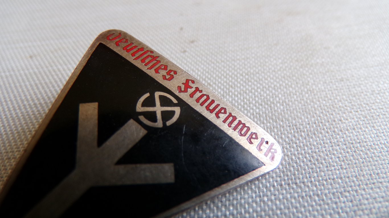 Deutsches Frauenwerk Badge – RZM M1/34