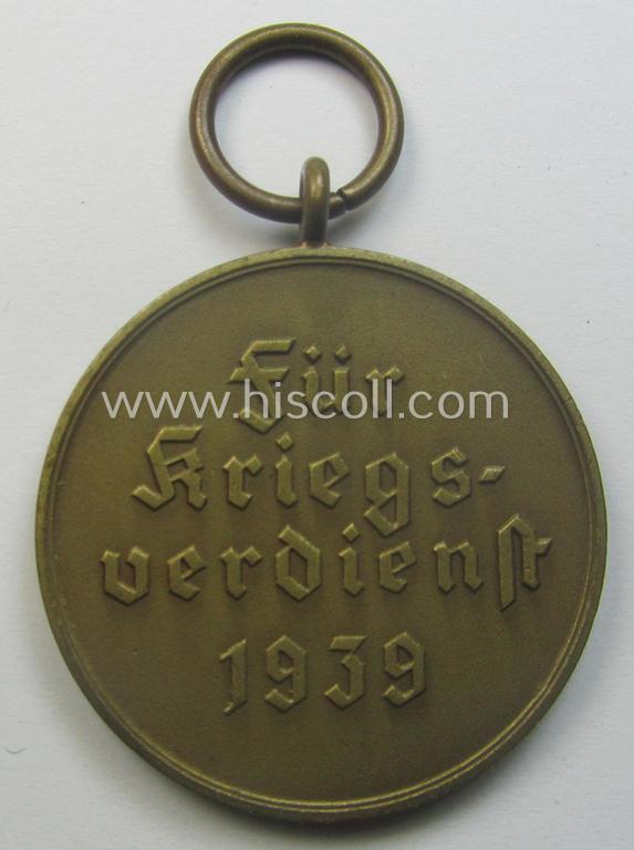 'Kriegsverdienstmedaille 1939' being a non-maker-marked- (and/or: typical 'Buntmetall'-based) specimen that came together with its full-length (and orange-red-coloured!) ribbon (ie. 'Bandabschnitt')