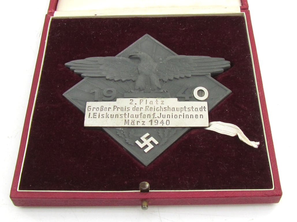 Plaque "Grosser Prize der Reichshauptstadt im Eiskunstlaufen für Juniorinnen, March 1940"in case