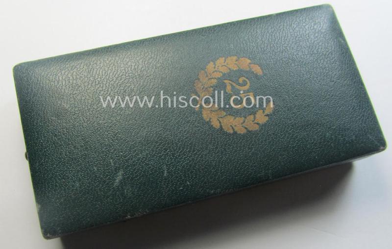 Golden-class 'Pol.-Dienstauszeichnung 1. Stufe' (or: police loyal-service medal first-class) that comes stored in its period, green-coloured (and luxuriously styled!) etui and that comes with its accompanying ribbon (ie. 'Bandabschnitt')