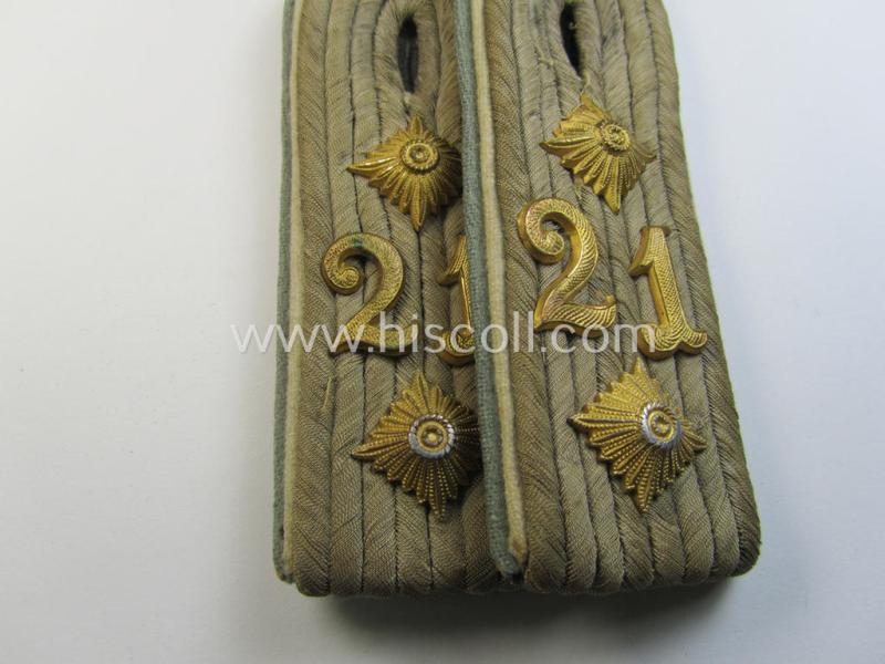 Attractive - and fully matching! - pair of WH (Heeres) neatly 'cyphered', officers'-type shoulderboards as (dual)piped in the white-coloured branchcolour as was intended for a: 'Hauptmann der Reserve des Infanterie-Regiments 21'