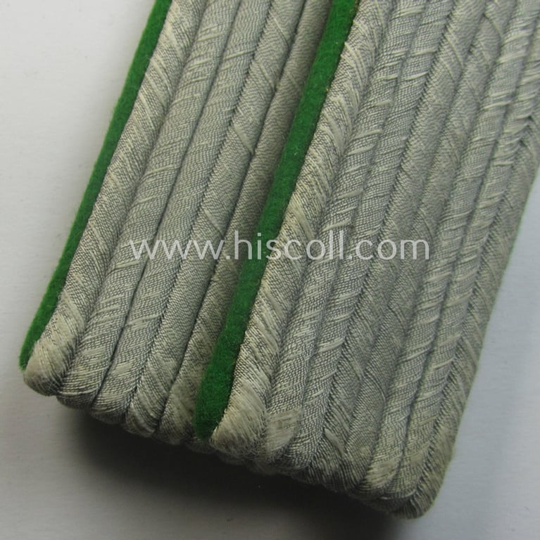 Pair of WH (Heeres), officers'-type shoulderboards: 'Leutnant der Jäger- o. Gebirgsjäger-Trpn.'