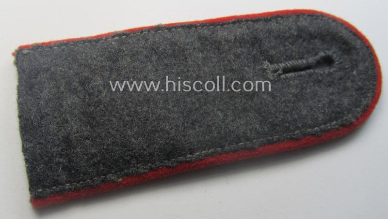 Single, WH (LW) 'cyphered', EM-type shoulderstrap as piped in the bright-red-coloured branchcolour as intended for usage by a: 'Soldat' who served within the: 'Flak-Artillerie-Abteilungs 34'
