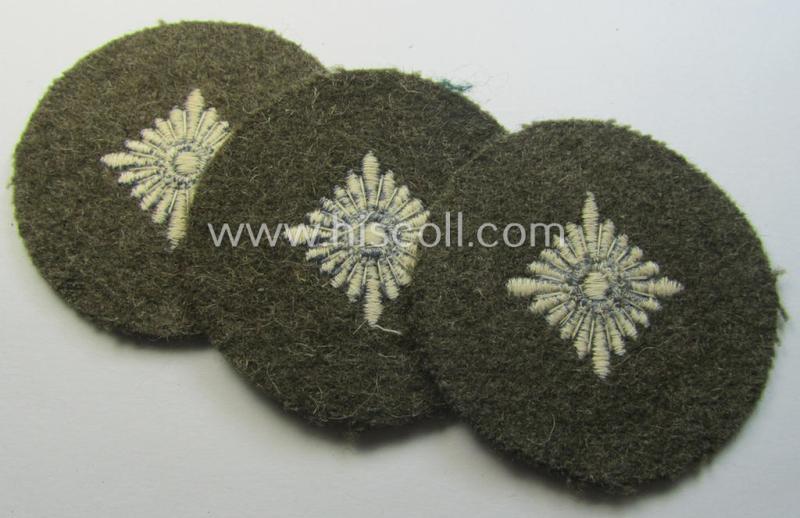 WH (Heeres) 'standard-type'- and early-pattern, tropical-style rank-insignia (ie. roundel), as executed in bluish-grey coloured linnen on a brownish-green background: 'Oberschütze'