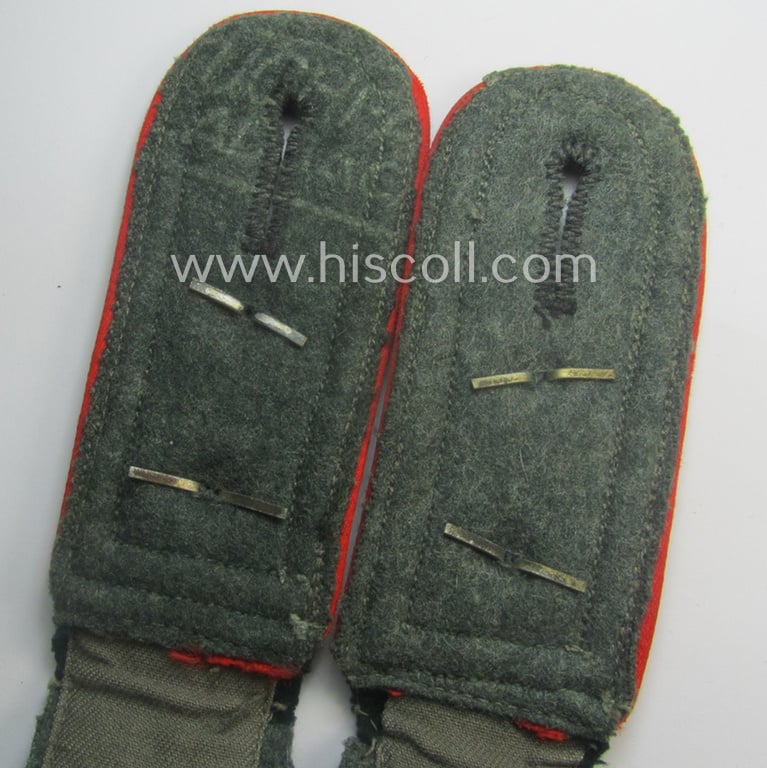 Pair of WH (Heeres) early-war-period- (ie. 'M40'-pattern and typical 'standard-issued') NCO-type shoulderstraps as intended for usage by an: 'Oberwachtmeister eines (Sturm)Art.-Abts. o. Rgts.'