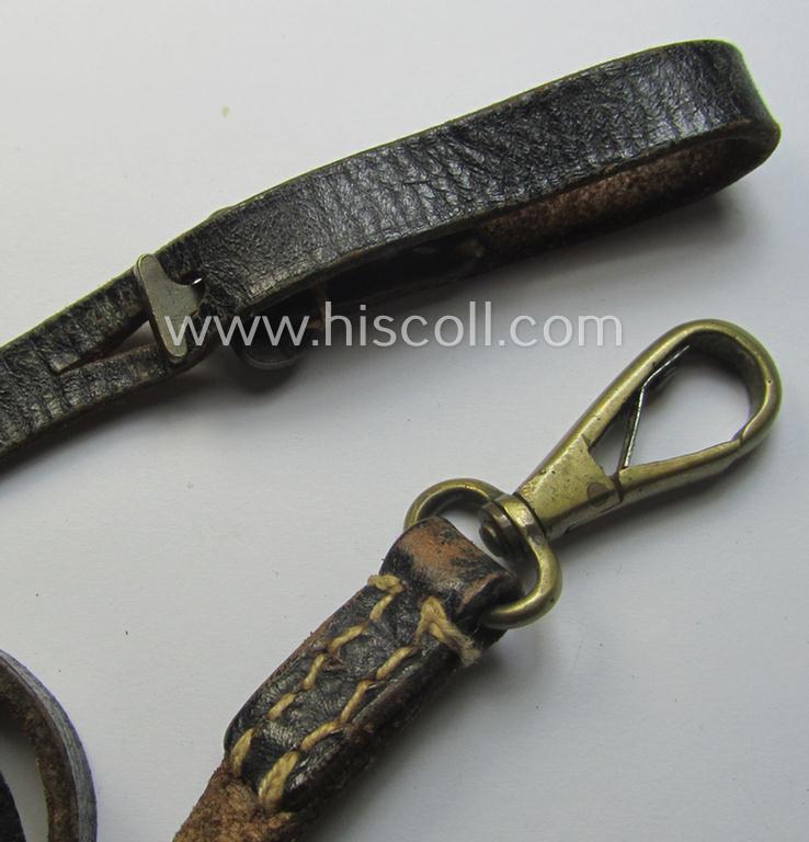 'Standard-issue'-pattern, black-coloured and/or copper-based WH-compass (ie. 'Marschkompass') which is nicely 'MK'-marked and/or individually numbered: '45817' and that came mounted onto its period 'Fangschnur'