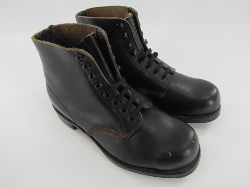 Low Boots ( Schnurschuhe ) with hobnails