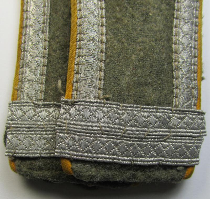Superb - and/or fully matching! - pair of very late-war-period- ie. 'M44'/'M45'-pattern, WH (Heeres) NCO-type shoulderstraps as was intended for usage by an: 'Unteroffizier u. Offiziers-Anwärter eines Kavallerie- o. Aufklärungs-Abteilungs'