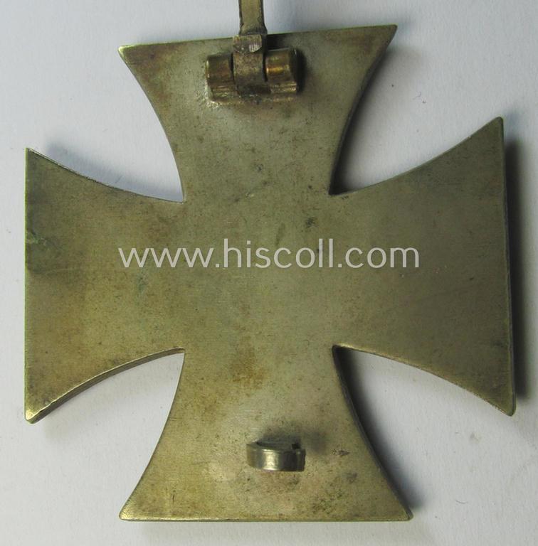 Attractive, 'Eisernes Kreuz 1. Kl.' (or: Iron Cross 1st class) being (I deem) a typical, non-maker-marked example by the maker (ie. 'Hersteller'): 'Rudolf Souval' and that comes in its original, 'generic-styled' etui as issued and found