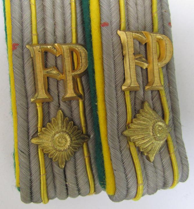 Four-pieced insignia-grouping comprising of a (matching) pair of 'cyphered'-, officers-type shoulderboards and dito collar-tabs as intended for a WH (Heeres) 'Heeresfeldpostinspektor' (being of a rank comparable with an: 'Oberleutnant'-rank)