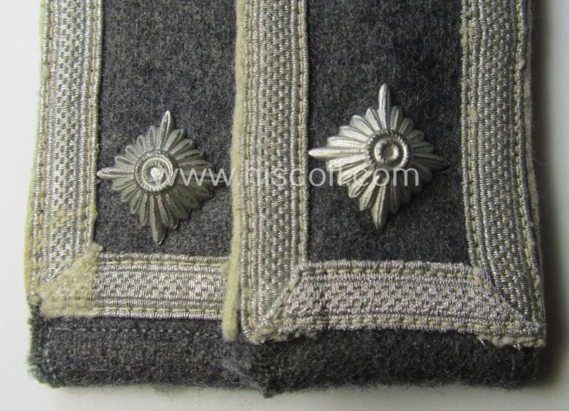 Pair of WH (Luftwaffe) white-piped, so-called: 'Hermann Göring'-division, NCO-type shoulderstraps: 'Fwbl. u. Mitglied der Hermann Göring Division'