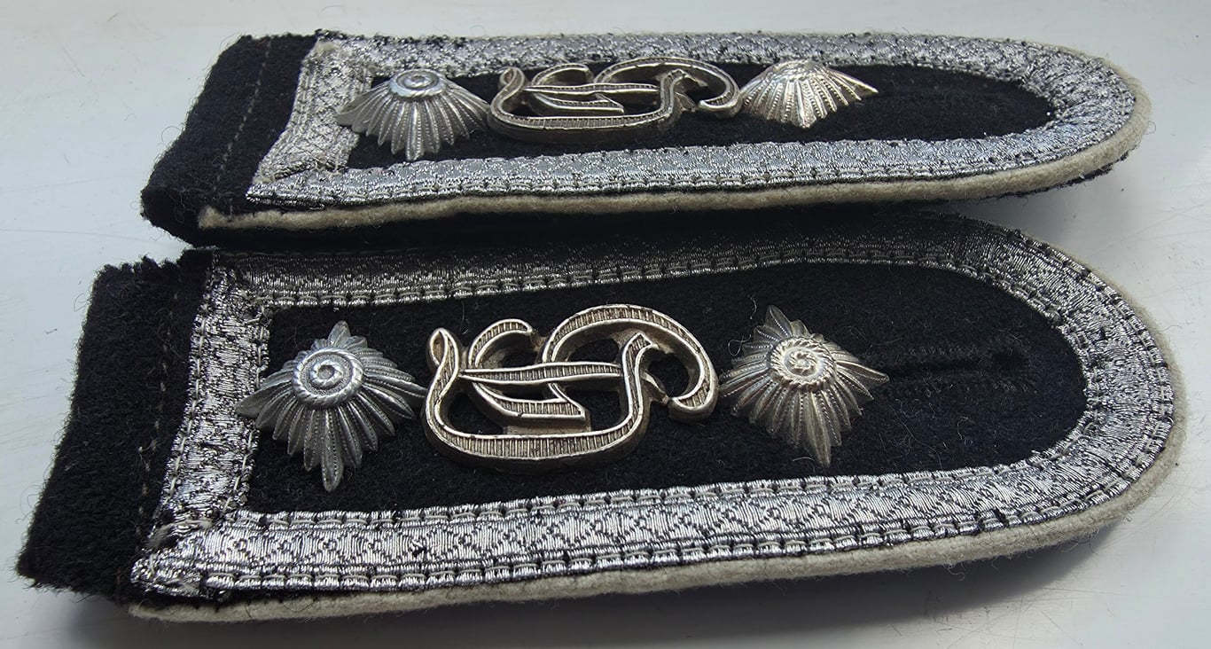 WH Panzer GD(Grossdeutschland) Führerbegleitbrigade (FBB) NCO shoulder straps.