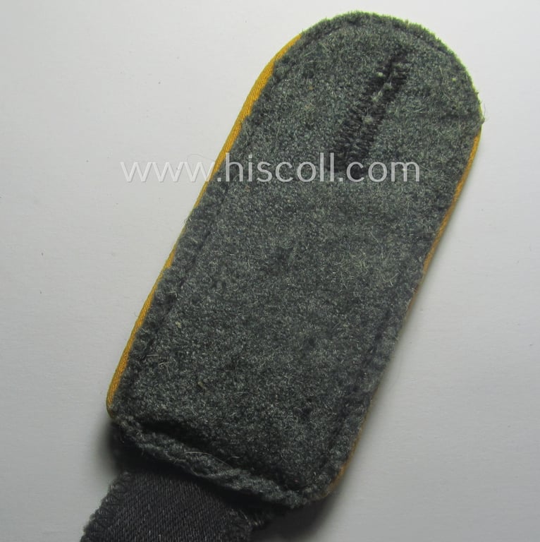 Single, Waffen-SS, EM-type shoulderstrap as piped in the golden-yellow-coloured branchcolour: 'SS-Mann der Kavallerie o. Aufklärungs-Trpn.'