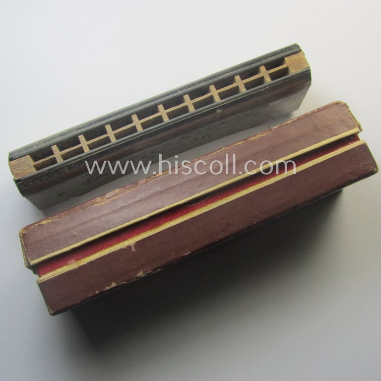 Neat, typical TR-era- (ie. 'Deutsche Wehrmacht'-) related harmonica entitled: 'Unsere Feldgrauen' that came stored in its original and/or carton-based box ie. etui