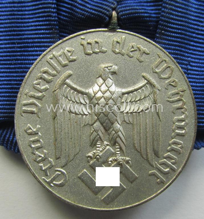 Bright silver-toned WH (Luftwaffe) so-called: 'Einzelspange' showing a: 'WH-Dienstauszeichnung 4. Stufe' (as was intended for 4 years of loyal-service) and that shows a detailed, Luftwaffe-type-eagle-device, period-attached