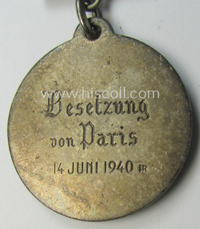 Commemorative,  French-produced(!), silver-toned 'souvenir-plaque' ie. key-holder (ie. 'Erinnerungs- o. Auszeichnungsplakette') showing an illustration of the 'Arc de Triomph' in Paris and text: 'Besetzung von Paris - 14 Juni 1940'
