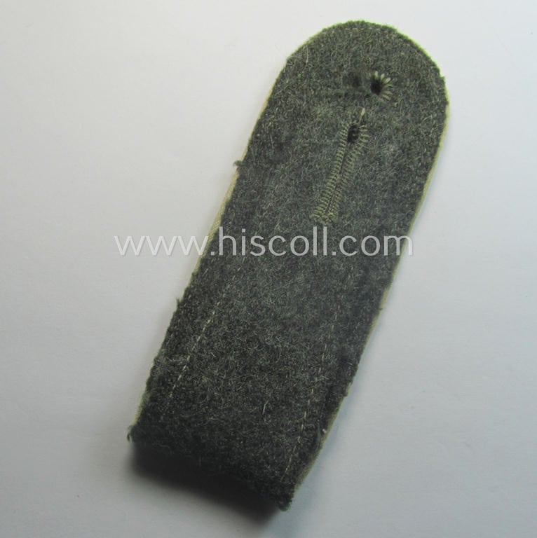 Single - albeit nevertheless rarely seen! - WH (Heeres) NCO-type, 'M41- (ie. 43'-) pattern- and neaty 'cyphered' shoulderstrap as was intended for usage by a: 'Soldat der Inf.-Truppen u. Mitglied der Unteroffiziersschule Ettlingen'