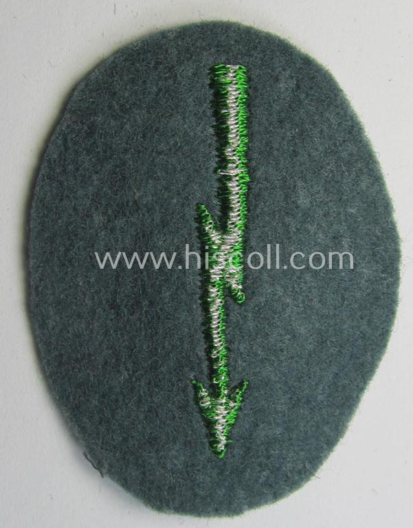 Police- (ie. 'Schutzpolizei'-) related, neatly machine-embroidered, trade- ie. special-career patch (ie. 'Laufbahn- o. Tätigkeitsabzeichen') depicting a bright-green-coloured 'signal-blitz' as was specifically intended for a signals'-staff-mem...