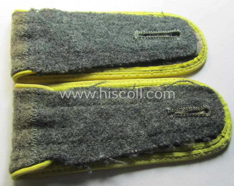 Attractive - and fully matching! - pair of later-war-period, WH (Heeres) so-called: 'M44'-style-, 'simplified', enlisted-mens'-type shoulderstraps as was intended for a: 'Soldat der Nachrichten-Truppen'